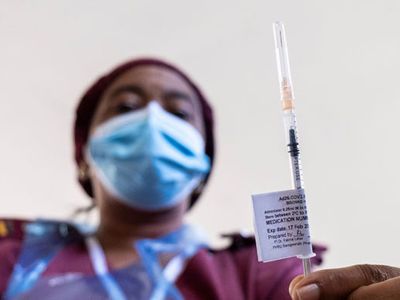 CDC, Johnson & Johnson Aşısının 18 Yaş Üstü İçin Kullanılmasını Önerdi