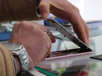 Cep Telefonu Tamir Uzmanı Uyardı: Gece Şarja Takmayın!