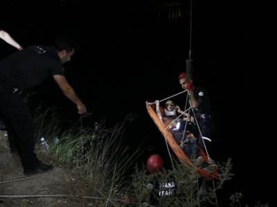 Cep telefonuyla konuştuğu sırada 50 metrelik uçurumdan aşağı düştü!