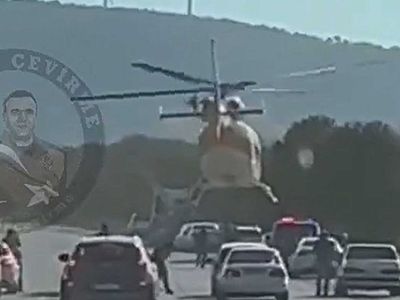 Çeşme otoyoluna inip yolcu alan helikopter kimin? İzmir'de helikopter otoyola indi: O anlar kameralara yansıdı
