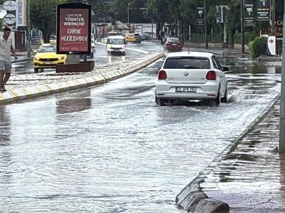 Edirne’de sağanak yağış yolları göle çevirdi