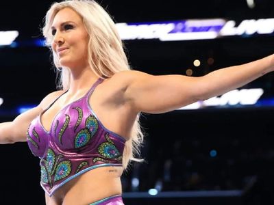 Charlotte Flair'dan canlı yayınlanan kadın güreşi maçında frikik! TV yayını kesildi