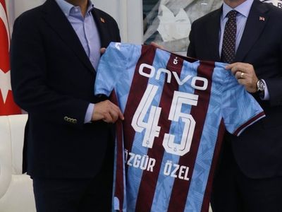 CHP Genel Başkanı Özgür Özel Trabzon'da Ziyaretlerde Bulundu