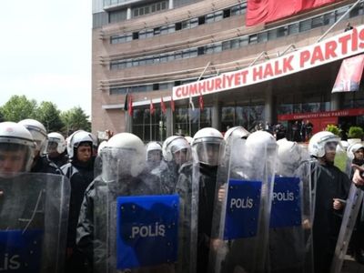 CHP Genel Merkezi’nde Gerilim: Polis Müdahalesi Başladı