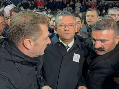 CHP lideri Özel’e şehit cenazesinde tepki: Özgür dışarı sesleri yükseldi