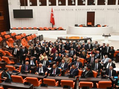 Yine şaşırtmadılar: CHP ve HDP grubu Meclis'teki oturma eyleminde yan yana
