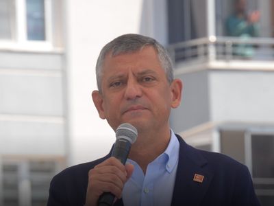 CHP'de Özgür Özel ve ekibine yakın 28 Parti Meclisi üyesi istifa etti