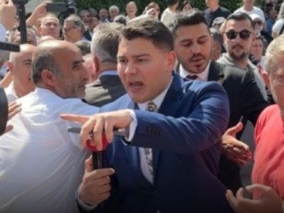 CHP’de Grup Toplantısı Öncesi Gerginlik: Kılıçdaroğlu ve Özgür Özel Destekçileri TBMM’de Karşı Karşıya Geldi