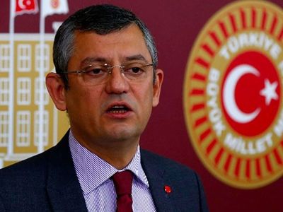 CHP’li Özgür Özel Halk TV canlı yayınında rezil oldu! Canlı yayına bağlanan Türk vatandaşı gerçekleri aktardı...