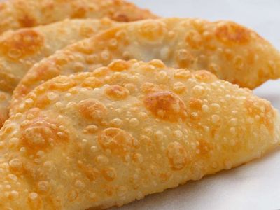 Çiğ börek tarifi : en güzel ve lezzetli çiğ börek nasıl yapılır? Çiğ börek malzemeleri ve pratik tarifi