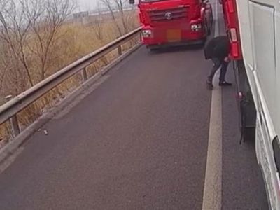 Çin'de Otoyoldan Giden Kamyon, Yayanın Ayağını Ezdi