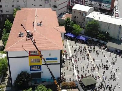 Çocukların oyun saatinde okul çatısında tehlikeli tadilat!