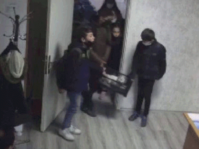 Çocukların Yavru Kediye Yardımı Görenlerin İçini Isıttı