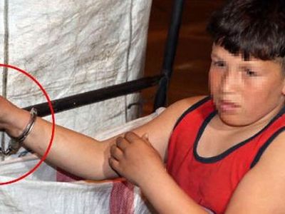 Çöpte Bulduğu Kelepçeyle Oynarken Çöp Arabasına Kelepçelendi!