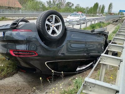 Çorum’da Araç Bariyerleri Aşarak Refüje Devrildi