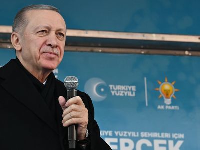 Cumhurbaşkanı Denizli mitinginde: ‘‘Muhalefetin trajikomik halini görüyorsunuz. Kendi içlerinde horoz dövüşünden beter bir kavga içindeler. Bundan 9 ay önce ülkeyi yönetmekten bahsediyorlardı’’