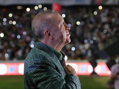 Cumhurbaşkanı Erdoğan, Gençlik Şöleni'nde tribünleri tek tek selamladı