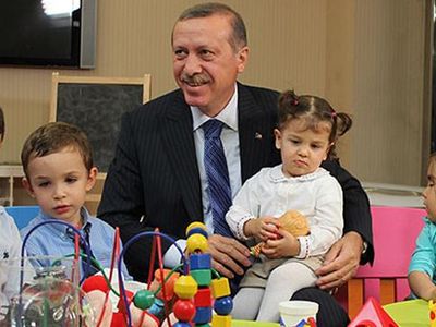 Cumhurbaşkanı Erdoğan İmzaladı! 'Koruyucu Aile Günü' Genelgesi Resmi Gazete'de Yayımlandı