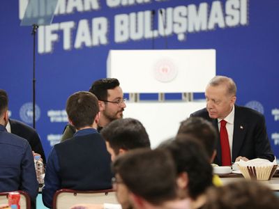Cumhurbaşkanı Erdoğan KYK yurdunda öğrencilerle bir araya geldi! Burs ve kredi ödemeleri erken yatacak müjdesi verdi