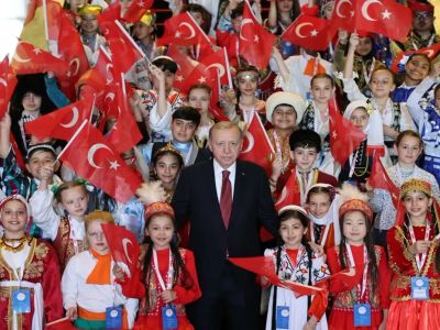 Cumhurbaşkanı Erdoğan, Türk Dünyası ve TRT Çocuk Şenliği konuklarıyla Cumhurbaşkanlığı Külliyesi'nde buluştu