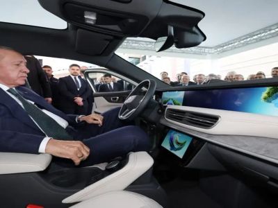 Cumhurbaşkanı Erdoğan, Türkiye Odalar ve Borsalar Birliği'nin 80. Genel Kurulu'nda Togg'un yeni modeli T10F'i inceledi