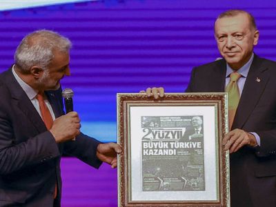 Cumhurbaşkanı Erdoğan’a büyük jest: 2023 seçimleri sonrasında bir gazete hediye edildi