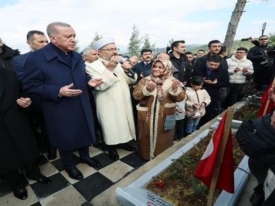 Cumhurbaşkanı Recep Tayyip Erdoğan ve Devlet Bahçeli, Kahramanmaraş'ta Deprem Şehitleri Kabristanı'nı ziyaret etti
