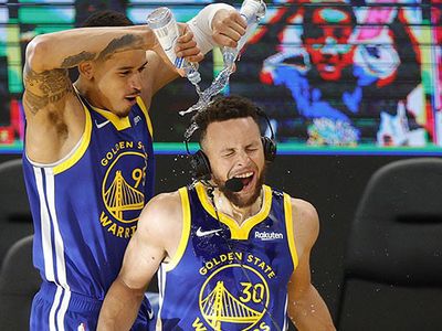 Curry Dün Gece NBA'de Rekorlar Kırdı