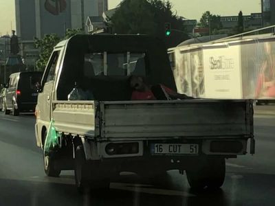 D-100 karayolu üzerinde kamyonet kasasında uyuyarak yolculuk yaptı: O anlar kameralara yansıdı