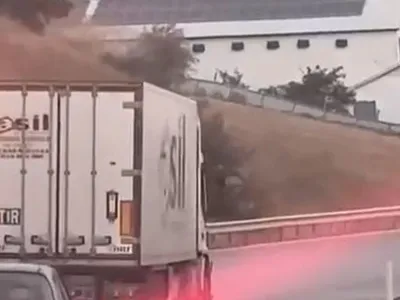 Ters şeride giren alkollü tır sürücüsü gençlerin hayatına mal oldu