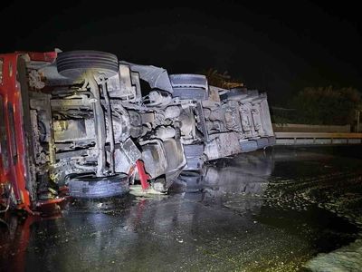 Mardin'de bitkisel yağ yüklü kamyonet devrildi