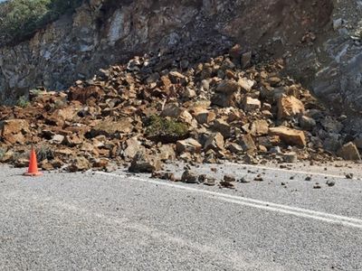 Datça-Marmaris Karayolunda Toprak Kayması