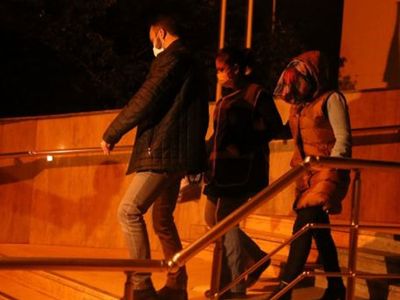 Dayakçı Anne Tahliye Olup Kızının Ayaklarına Kapandı