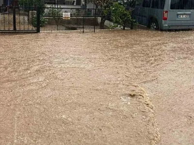 Bodrum'da etkili olan sağanak yağış sonrası yollar kapandı ve işletmeler su altında kaldı