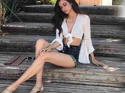 Defne Samyeli'nin büyük kızı Deren Talu cesur pozlarıyla nefes kesmeye devam ediyor! İç çamaşırsız paylaşım yapan Talu yine kendine hayran bıraktı