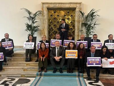 DEM Parti'den Meclis'te 'kayyım' protestosu