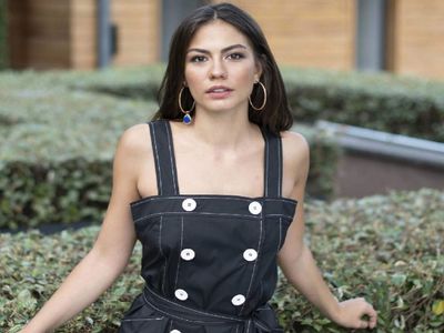 Demet Özdemir kimdir, nereli ve kaç yaşında? Demet Özdemir dizileri ve filmleri neler? Demet Özdemir hayatı ve Instagram adresi