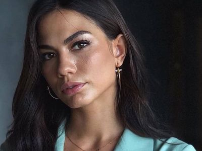 Demet Özdemir’den iddialı havuz pozları: Süper minisiyle yürekleri hoplattı