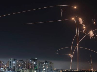 Demir Kubbe hedeften şaştı: Füzeler Tel Aviv’e düştü