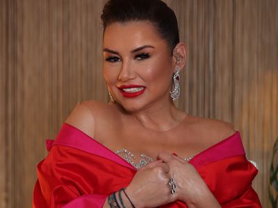 Deniz Seki'nin Hülya Avşar Savunması Herkesi Şaşırttı! Ünlü Şarkıcı Sosyal Medyada Alay Konusu Oldu