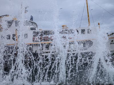 Deniz ulaşımına lodos engeli: Vapur seferleri iptal edildi