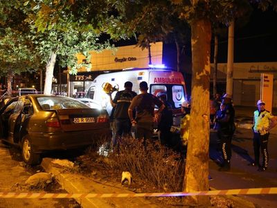 Denizli'de Ağaca Çarpan Otomobilde İki Ölü, Sürücü Ağır Yaralı