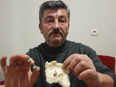 Denizli'de Bakkaldan Aldığı Ekmeğin İçinden Vida Çıktı