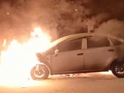 Denizli'de boşanmak üzere olduğu eşi, kadın kılığına girip arabasını benzinle ateşe verdi