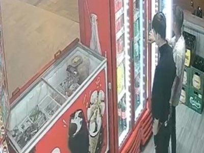 Denizli’de ilginç hırsızlık! Müşteri gibi gözüküp neredeyse bütün dükkanı soydular