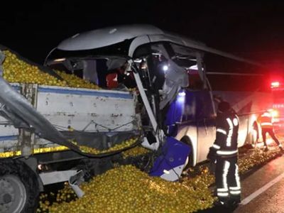 Denizli'de Korkutan Kaza! Yolcu Otobüsü Tıra Çarptı