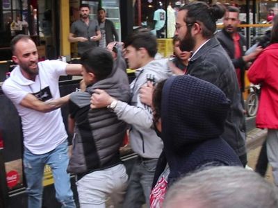 Denizli'de sokak kavgası! Yumruklar havada uçuştu: O anlar kameraya yansıdı