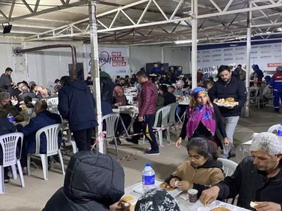 Deprem bölgesi Ramazan’a merhaba dedi: İlk sahur konteyner ve çadır kentte yapıldı