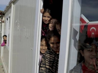 Deprem bölgesinde ders zili çalıyor: 1168 öğretmen öğrencilerini konteynerlerde bekliyor