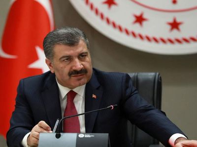 Deprem bölgesinde korkutan anlar: Bakan Koca’nın yanında kor patladı